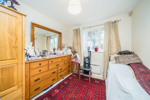 2 bedroom flat for sale, Sigrist Square, Kingston Upon Thames KT2