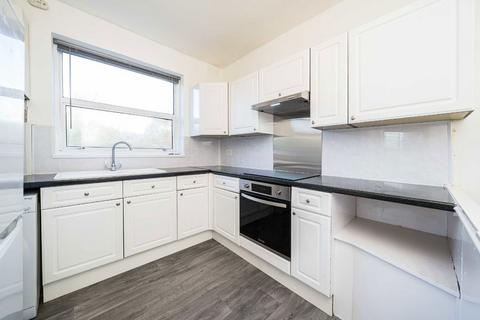 2 bedroom flat to rent, Malyons Road, London SE13