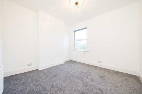 2 bedroom flat to rent, Malyons Road, London SE13