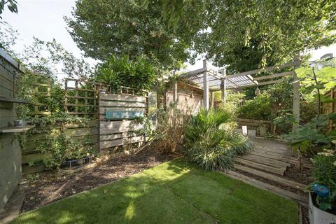 5b Lenham Road, London, SE12 8QN