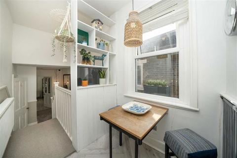 5b Lenham Road, London, SE12 8QN