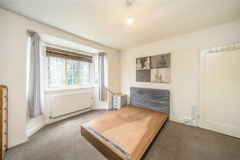82 Amblecote Road, London, SE12 9TW