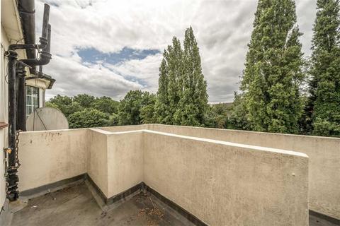 82 Amblecote Road, London, SE12 9TW
