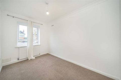 2 bedroom flat to rent, Chinbrook Road, London SE12