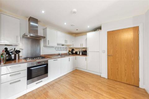 2 bedroom flat to rent, Baring Road, London SE12