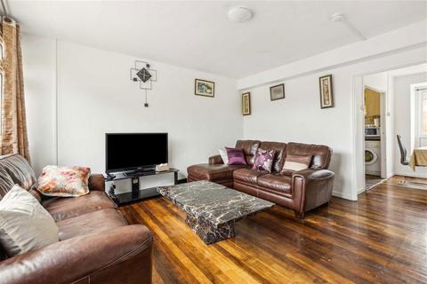 2 bedroom maisonette for sale, Courtlands Avenue, London SE12