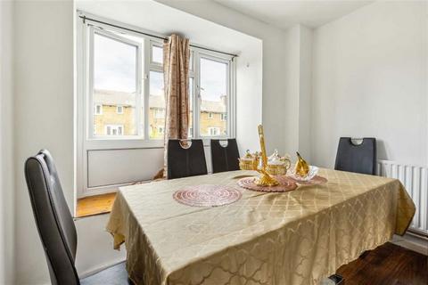 2 bedroom maisonette for sale, Courtlands Avenue, London SE12