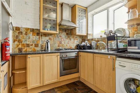 2 bedroom maisonette for sale, Courtlands Avenue, London SE12