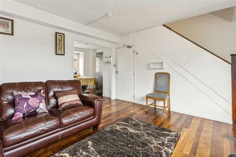 2 bedroom maisonette for sale, Courtlands Avenue, London SE12