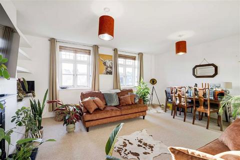 2 bedroom flat to rent, Marvels Lane, London SE12