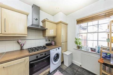 2 bedroom flat to rent, Lee High Road, London SE12