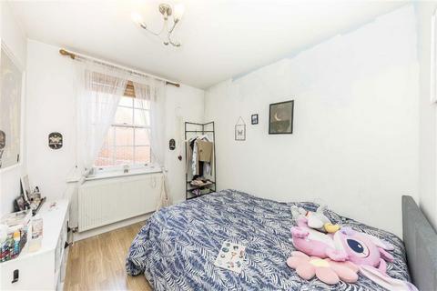 2 bedroom flat to rent, Lee High Road, London SE12