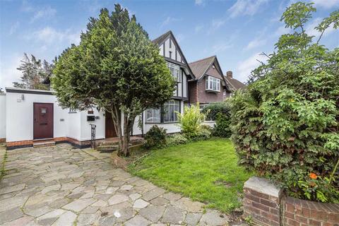 4 bedroom detached house to rent, Westhorne Avenue, London SE9