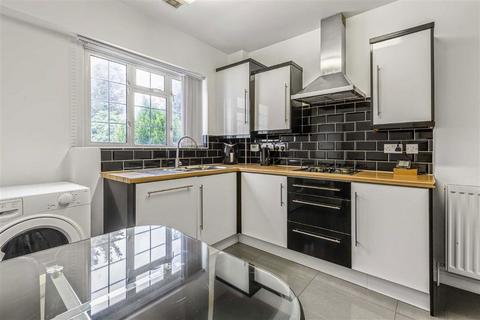 4 bedroom detached house to rent, Westhorne Avenue, London SE9