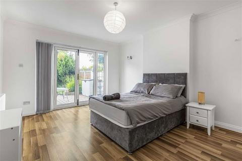 4 bedroom detached house to rent, Westhorne Avenue, London SE9