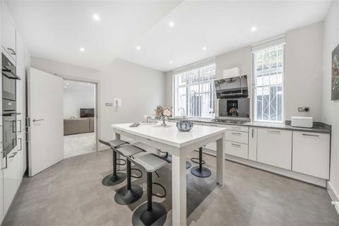 3 bedroom flat to rent, Portland Place, London W1B