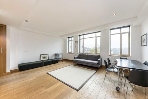 Studio to rent, Pall Mall, London SW1Y