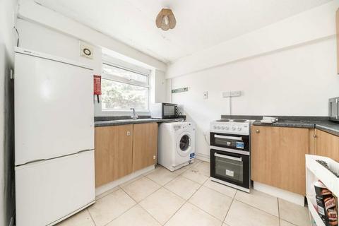 3 bedroom flat for sale, Viceroy Close, London N2