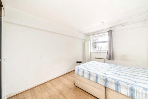 3 bedroom flat for sale, Viceroy Close, London N2