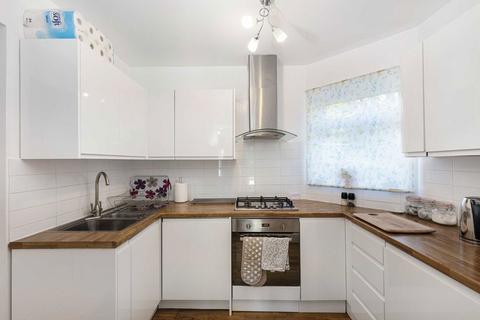 2 bedroom flat for sale, Palmerston Crescent, London N13