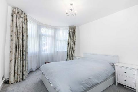 2 bedroom flat for sale, Palmerston Crescent, London N13