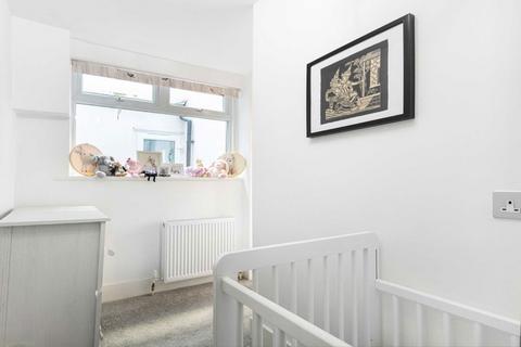 2 bedroom flat for sale, Palmerston Crescent, London N13