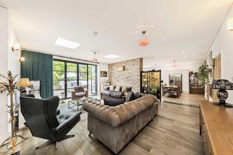 4 bedroom bungalow for sale, Victoria Road, London N22