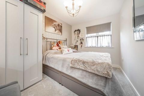 2 bedroom flat for sale, Osier Crescent, London N10