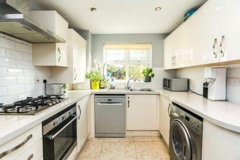 2 bedroom flat for sale, Osier Crescent, London N10