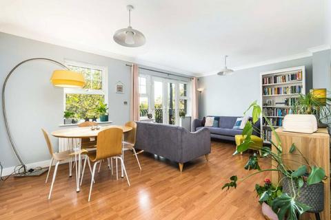 2 bedroom flat for sale, Osier Crescent, London N10