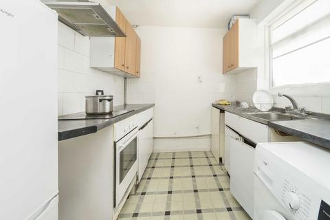 3 bedroom flat for sale, Viceroy Close, London N2