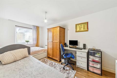 2 bedroom flat for sale, Cline Road, London N11