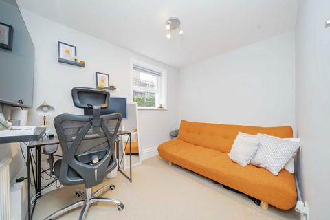 2 bedroom flat for sale, Onslow Gardens, London N10