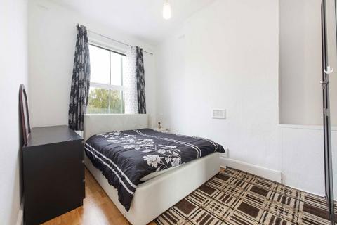 2 bedroom flat for sale, Colney Hatch Lane, London N10