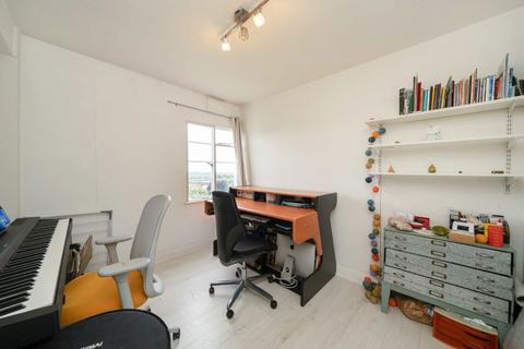 2 bedroom flat for sale, Pages Lane, London N10