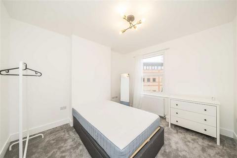 3 bedroom terraced house to rent, Laurie Grove, London SE14