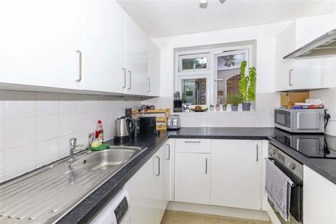 2 bedroom flat to rent, Silver Close, London SE14