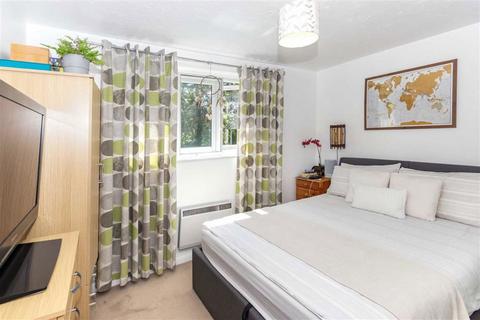 2 bedroom flat to rent, Silver Close, London SE14