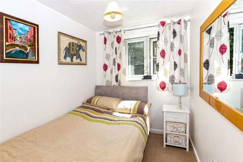 2 bedroom flat to rent, Silver Close, London SE14