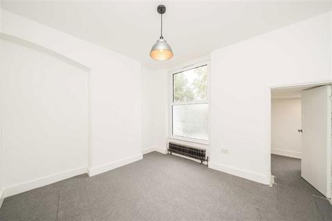 3 bedroom flat to rent, Arbuthnot Road, London SE14