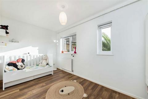 2 bedroom semi-detached house to rent, Farrow Lane, London SE14