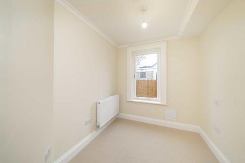 2 bedroom flat for sale, Blenheim Road, Raynes Park SW20