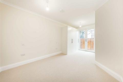 2 bedroom flat for sale, Blenheim Road, Raynes Park SW20