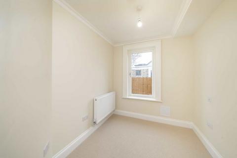 2 bedroom flat for sale, Blenheim Road, Raynes Park SW20