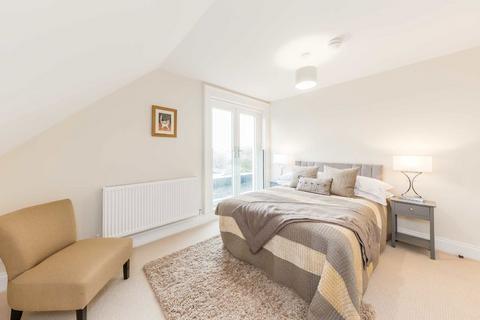 2 bedroom flat for sale, Blenheim Road, Raynes Park SW20