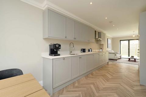 2 bedroom house for sale, Balmoral Gardens, London W13