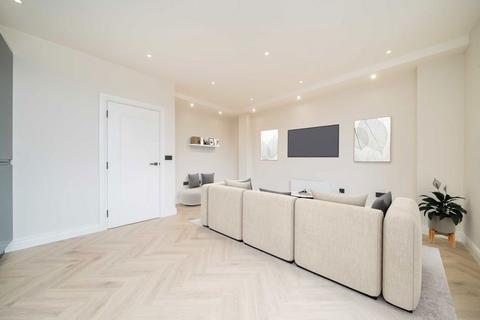 2 bedroom flat for sale, Baker Street, Weybridge KT13