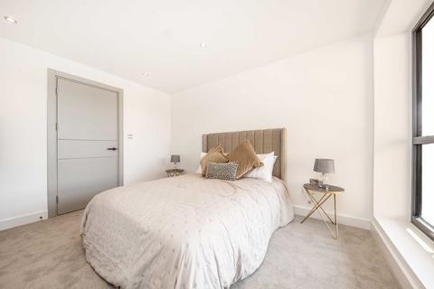 1 bedroom flat for sale, High Street, Weybridge KT13