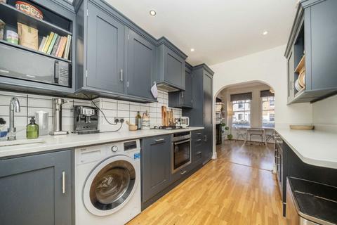 1 bedroom flat for sale, Queenstown Road, London SW8