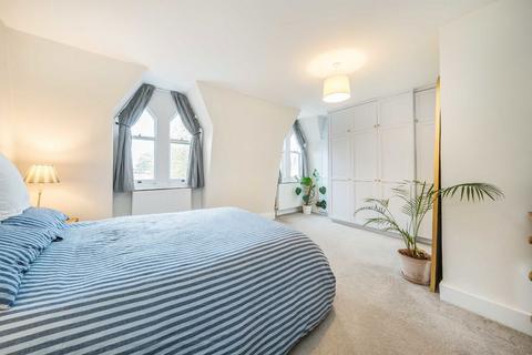 2 bedroom flat for sale, Queenstown Road, London SW8